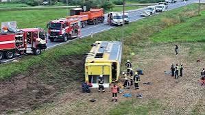 Litvada sərnişin avtobusu aşdı
