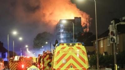 Londonda binada yanğın - 100-dən çox insan təxliyə edilib