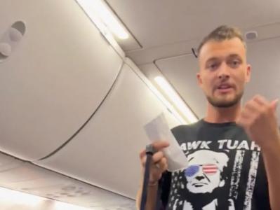 Trampın təsviri olan köynəyinə görə təyyarədən qovuldu