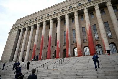 Finlandiya parlamentinin binası qırmızı rəngə boyandı -  Aktivistlərdən etiraz