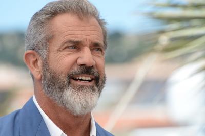 Mel Gibson Kamala Harrisin zəkasını  sütunla müqayisə etdi