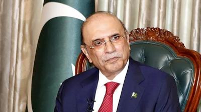 Pakistan prezidenti təyyarədən enərkən  ayağını sındırıb