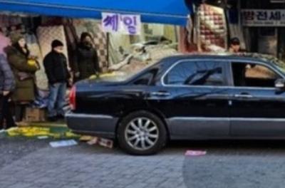 Seulda avtomobil bazarda kütlənin üzərinə sürülüb, 11 nəfər xəsarət alıb