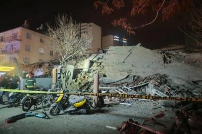 Konyada 3 mərtəbəli bina çöküb, 5 nəfər dağıntılar altında qalıb
