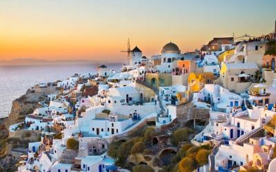 Turistlər və sakinlər kütləvi şəkildə Santorini adasını  tərk edirlər