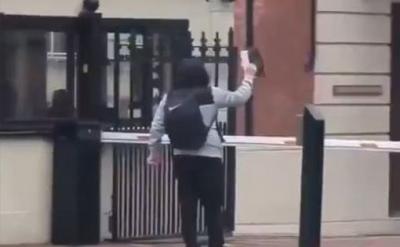 Londondakı Türkiyə səfirliyinin qarşısında Quran yandırıldı