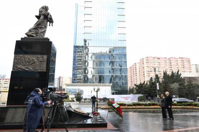 Prezident və birinci xanım Xocalı soyqırımı abidəsini ziyarət ediblər - YENİLƏNİB