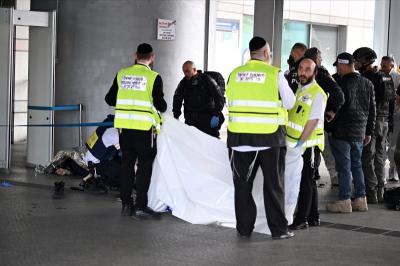 Bıçaqla insanlara hücum etdi, polis tərəfindən öldürüldü