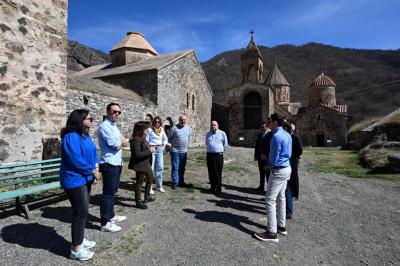 Bakıda keçirilən konfransın əcnəbi iştirakçıları Xudavəng monastırında olub