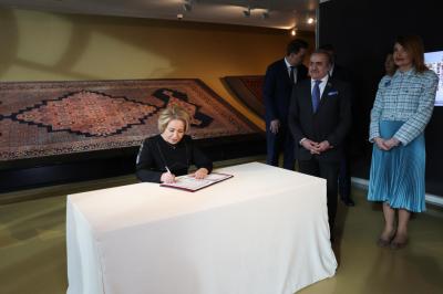 Valentina Matviyenko Azərbaycan Milli Xalça Muzeyi ilə tanış olub