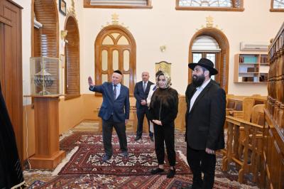Leyla Əliyeva Qubada Qırmızı qəsəbədə “Altı günbəz” sinaqoqu ilə tanış olub