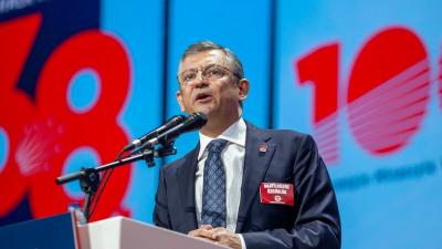 Özgür Özəl yenidən CHP sədri seçildi