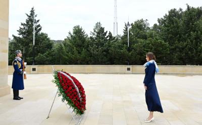 Sloveniya Baş nazirinin müavini Bakıda Şəhidlərin xiyabanını və Mehdi Hüseynzadənin abidəsini ziyarət edib