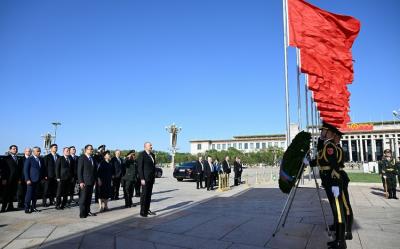 Prezident İlham Əliyev Pekində Xalq Qəhrəmanları Abidəsini ziyarət edib - YENİLƏNİB