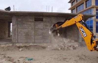 Dəniz kənarında inşa edilən qanunsuz tikili sökülüb