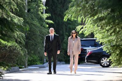 İlham Əliyev və Mehriban Əliyeva Fəxri xiyabanda Ulu Öndər Heydər Əliyevin məzarını ziyarət ediblər