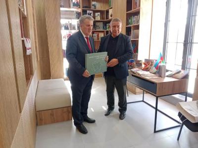 Akademik İsa Həbibbəyli Laçın kitabxanasına kitab hədiyyə edib