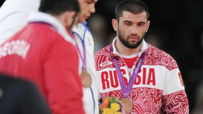 Olimpiya çempionunun 2 medalı əlindən alındı