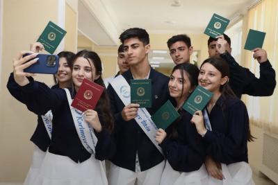 Məzunlara attestatlar verilir
