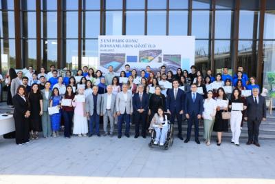 Yeni parkda gənc rəssamların sərgisi açılıb