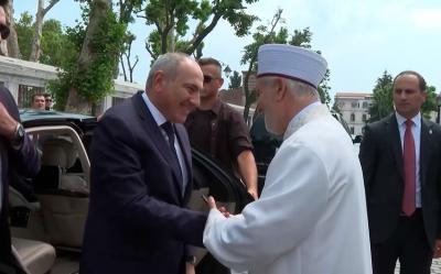 Ermənistanın baş naziri İstanbulda Göy Məscidi ziyarət edib
