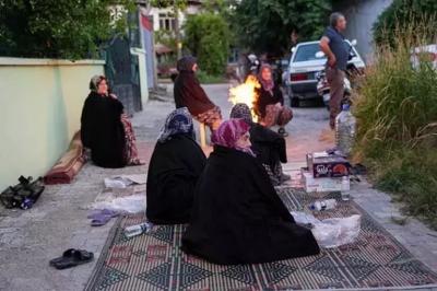 Balıkesirdə insanlar gecəni küçədə keçirdilər -  FOTOLAR
