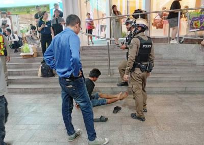İşsiz tailandlı 2 turisti yandırdı 