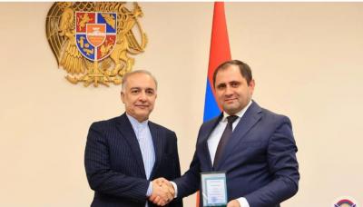 Ermənistanın müdafiə naziri təxribatçı səfirə medal verdi 
