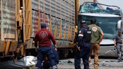 Meksikada qatarla avtobus toqquşub -  10 nəfər ölüb, 61 nəfər yaralanıb