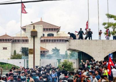 Nepalda etirazçılar parlament binasını yandırıb -  XİN başçısına hücum edib