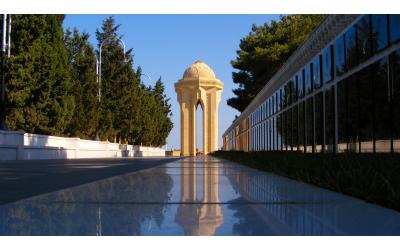 Latviya Prezidenti Şəhidlər xiyabanını ziyarət edib