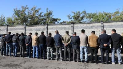 Qırğızıstanda 24 məmur iclas zamanı həbs edildi