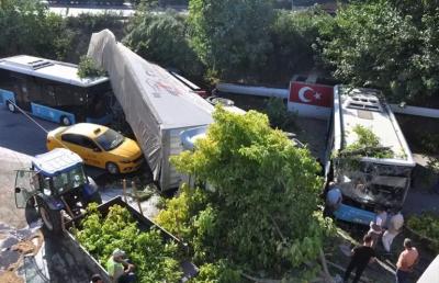 Manisada TIR körpüdən uçdu -  ölən və yaralananlar var