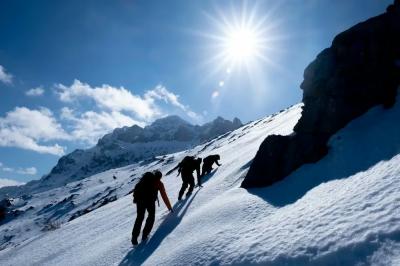 Selfi çəkmək istəyən alpinist hündürlükdən yıxıldı, həyatını itirdi