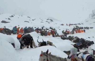 Yüzlərlə alpinist Everestdə qapalı qalıb