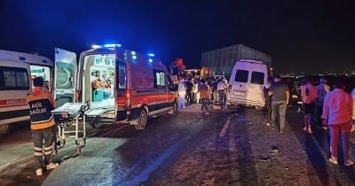 Hatayda mikroavtobus traktora çırpıldı -  15 nəfər yaralandı
