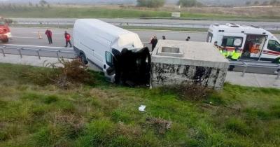 Mikroavtobus beton bloka çırpıldı -  2 ölü, 1 yaralı