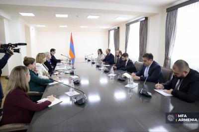 Mirzoyan ABŞ dövlət katibinin müavini ilə "Tramp marşrutu"nu müzakirə edib