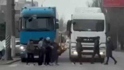 Odessada sakinlər yolu bağladılar