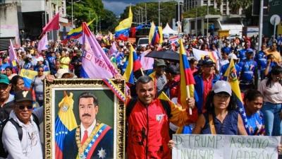 Minlərlə venesuelalıdan  Maduroya dəstək