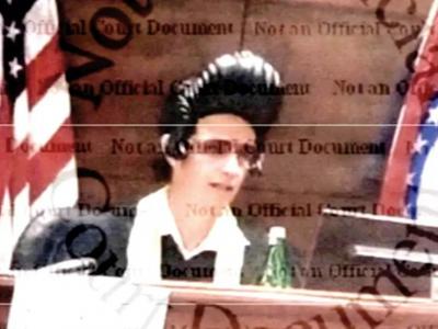 Özünü Elvis Presliyə bənzədən hakim işindən oldu