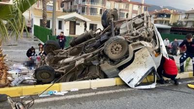 Tikinti işçilərini daşıyan maşın aşdı - Balıkəsirdə qəza