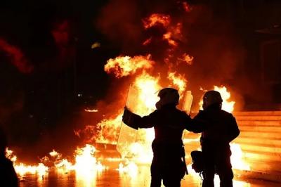 Tiranada Baş nazirin ofisinə Molotov kokteyli hücumu -  FOTOLAR
