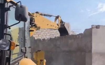 Binəqədidə qanunsuz tikili sökülüb