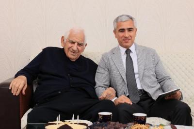 Anar Ələkbərov Xalq şairi Nəriman Həsənzadəni evində  ziyarət edib