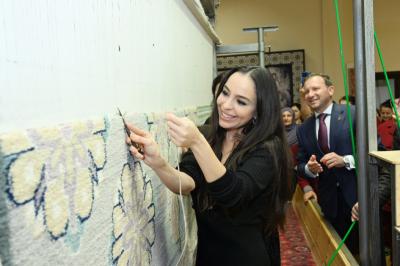 “Azərxalça”nın Şuşa məscidi üçün hazırladığı növbəti xalçalarının kəsim  mərasimi keçirilib
