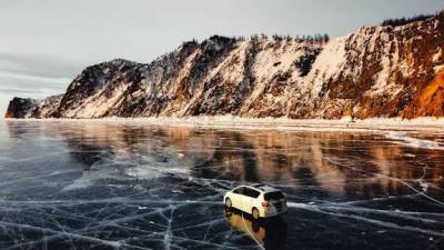 Minlərlə turist Baykal gölündəki adanı tərk edə bilmir