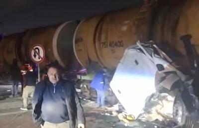 Qalada yük maşını qatara çırpılıb, ölən var -  VİDEO