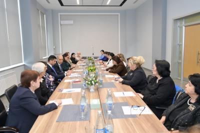 Emin Əmrullayev təqaüddə olan qabaqcıl qadın təhsil işçiləri ilə görüş keçirib