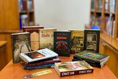 Yunus Oğuzun Prezident Kitabxanasına kitab hədiyyəsi
